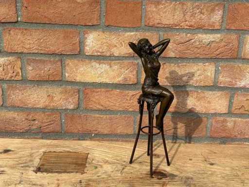 Frau auf dem Hocker Bronze