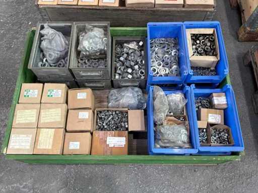 Ladung Muttern und Unterlegscheiben