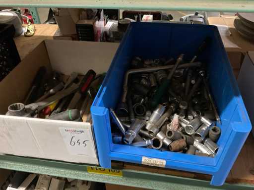 Un lot de socluri și clichete (de rezistență)