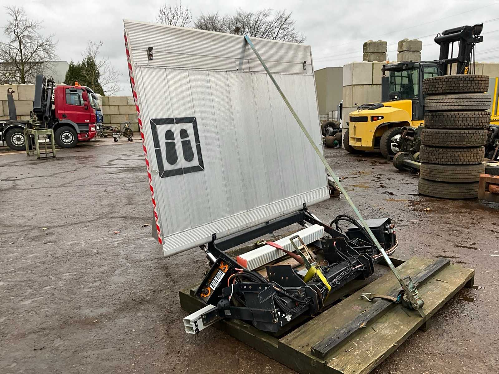 2007 Dhollandia SHLM42 tail lift