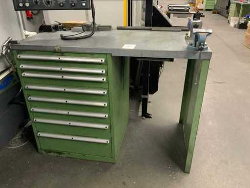 Armadio cassetto degli attrezzi con contenuti