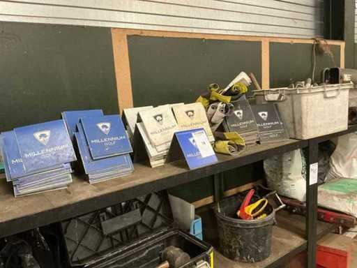 Partij Millennium vlaggen en markers