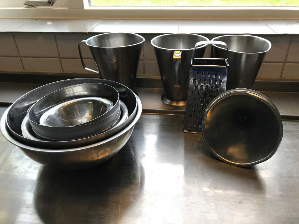 Various stainless steel kitchen utensils (15x)