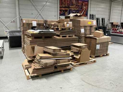 Batch of cardboard boxes