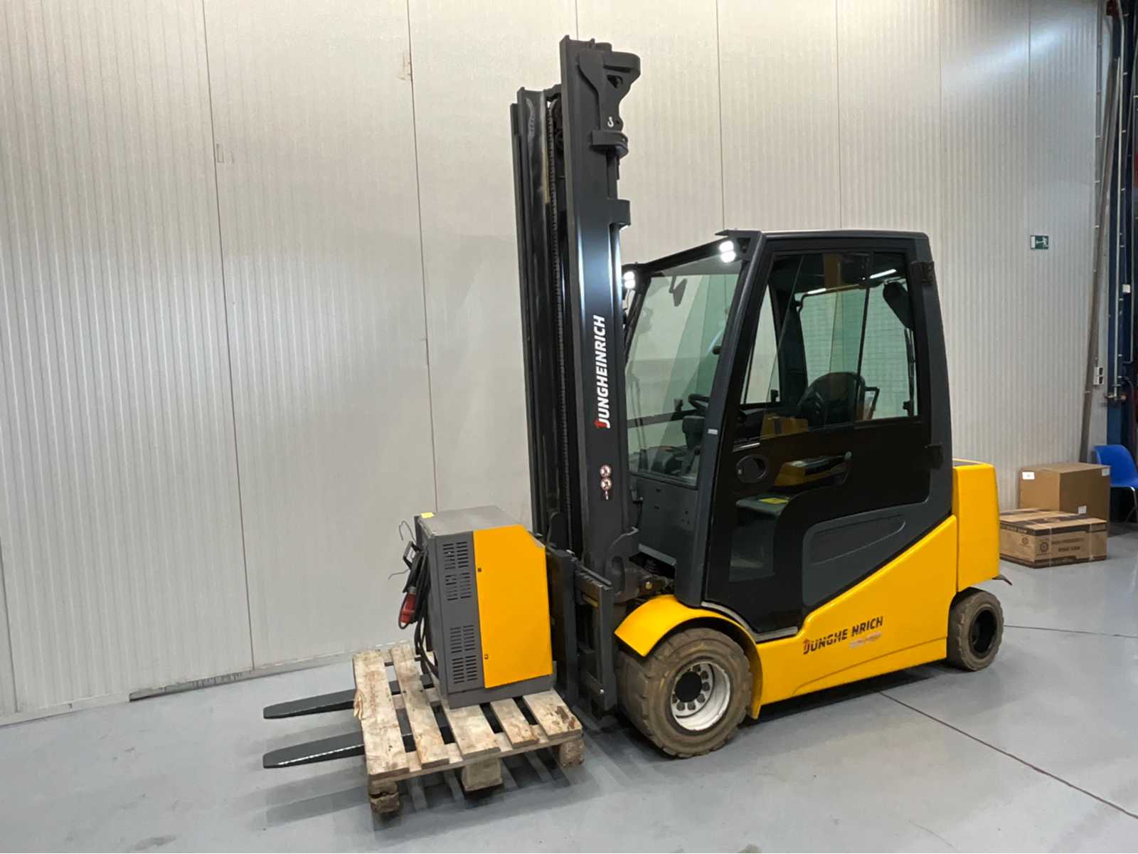 Jungheinrich – EFGS30 – Forklift 4.6M – Sideshift – battery charger – 8469 hours – redspot front and rear