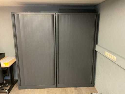 Szafka z drzwiami rolkowymi z zawartością (2x)