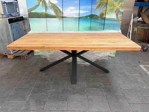 Grande table à manger avec plateau en bois et cadre métallique, comme neuve