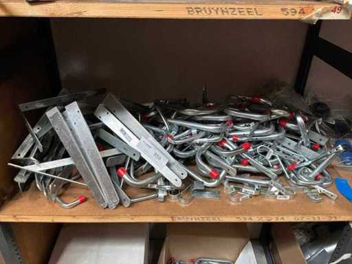 Partij plankdragers en wandhaken