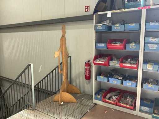 Metalen kast met diverse schroeven