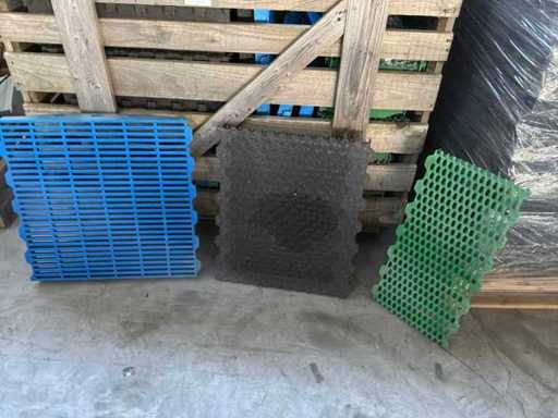 Batch of plastic floor plates