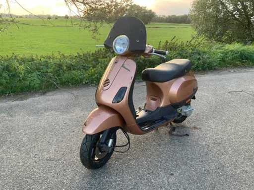 Vespa Scooter LX50