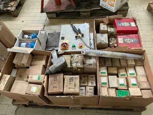 Stock d’accessoires, de pièces détachées et de stocks d’entrepôt