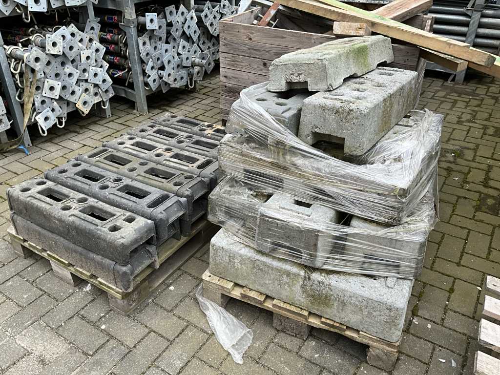 Various Mobile Fence feet (68x)