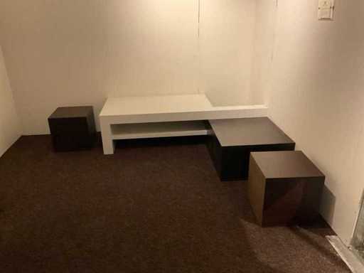 Podwieszanie kominka do narożnego kominka z 2 kostkami