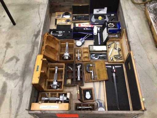 O mulțime de echipamente de măsurare de înaltă calitate, dispozitive de măsurare cu precizie în trei puncte