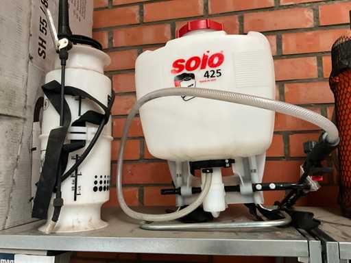 2 pulvérisateurs à pression et divers accessoires Gardena