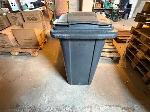 Grande poubelle en plastique avec couvercle