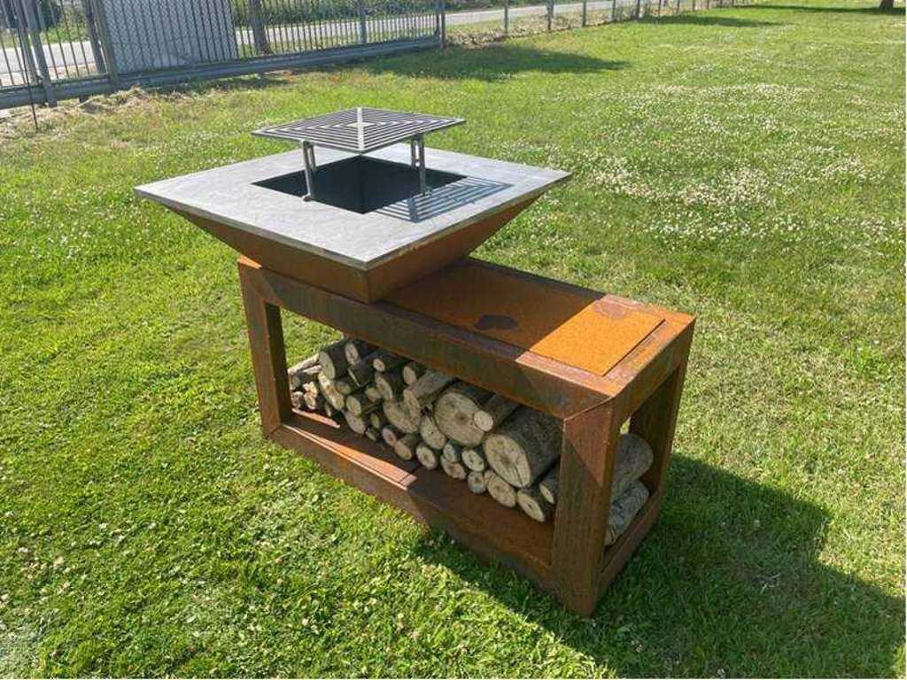 Holzbefeuerter Grill aus Metall