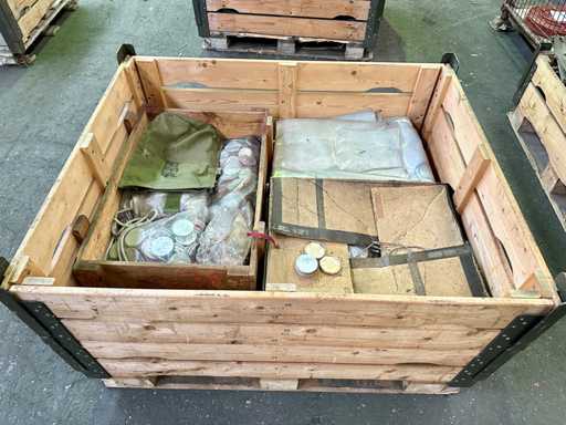 Batch of various gas mask parts 