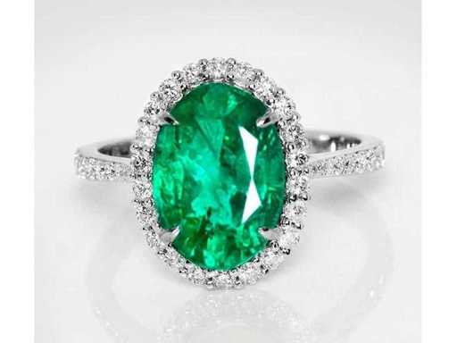 Luxury Ring in Natural Zambia Green Emerald 3.97 carat
