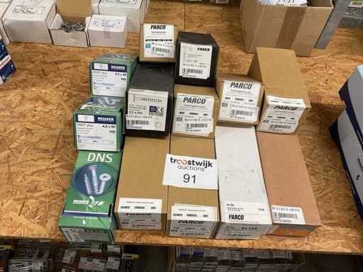 13 Kisten mit langen Holzschrauben