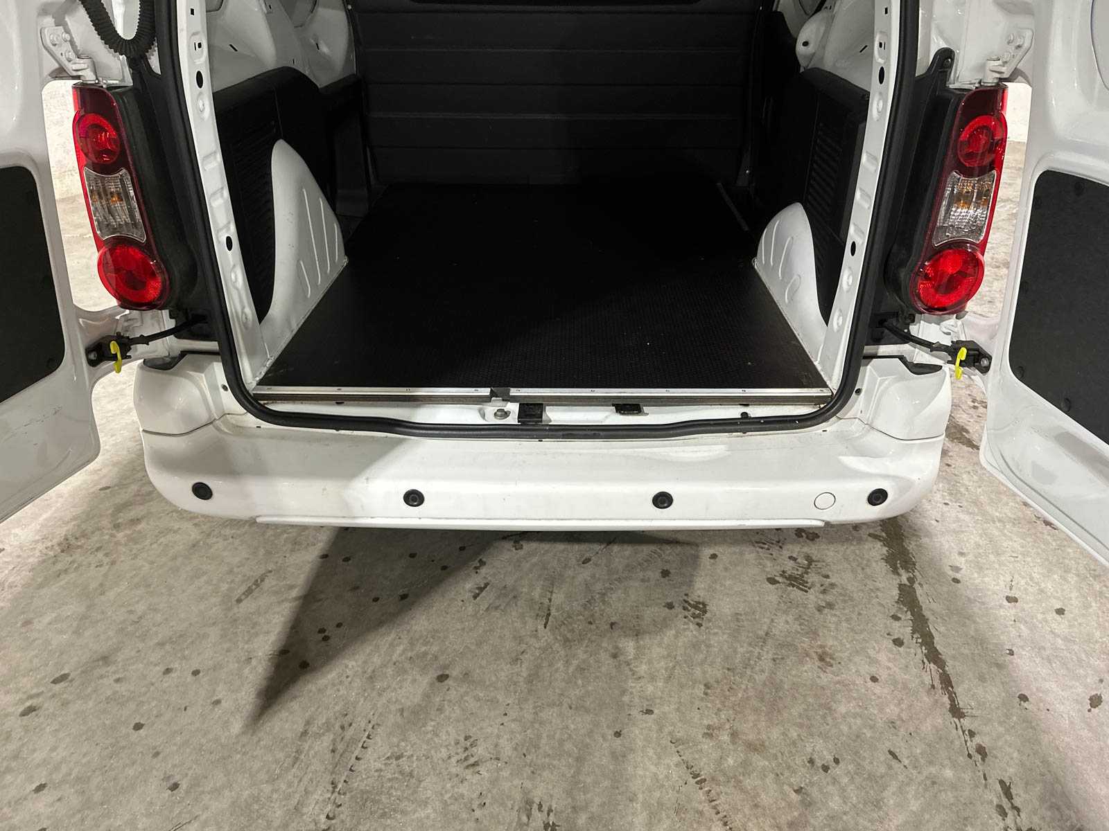 Peugeot Partner 120 1.6 BlueHDi 75 L1 Premium Pack 75pk 2018 (Origineel-NL & 1e Eigenaar), V-700-SK