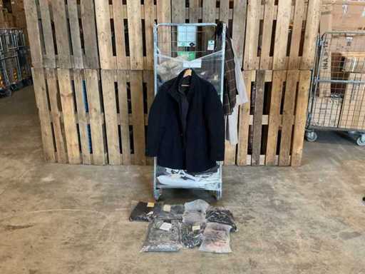 Partij onbezorgde kleding stukken (180x)