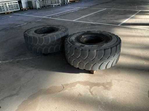 Tyres with rims (2x)