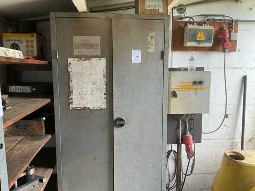 2-deurs metalen kast met inhoud