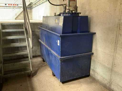 Oil tank with pump