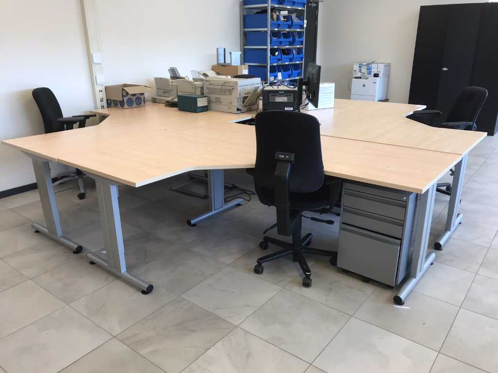 Bureau met ladeblok en bureaustoel (4x)