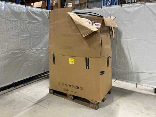 Mélange de marchandises de retour en palettes