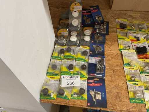 Charge von Türstoppern und Zylinderschlössern