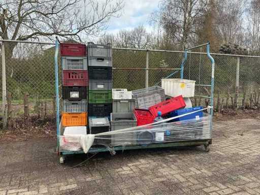 Lot de caisses empilées dans le chariot | Environ 25 caisses