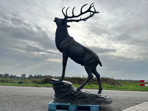 Cerb ro?u de bronz pe stânc?