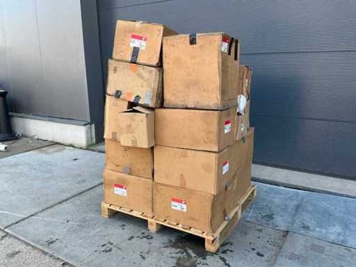 Batch of various Fleetguard filters