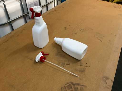 Dwie palety spryskiwaczy i butelek Canyon Trigger