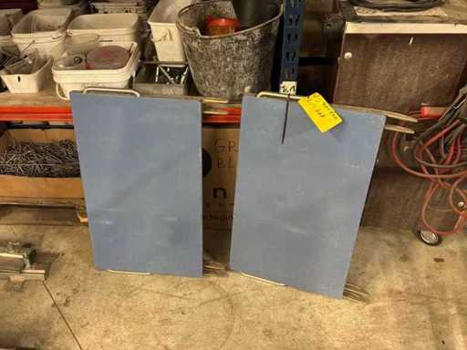 Side boards moving lift