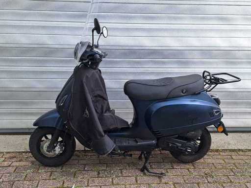 Santini Capri 45 km moped scooter 4 stroke
