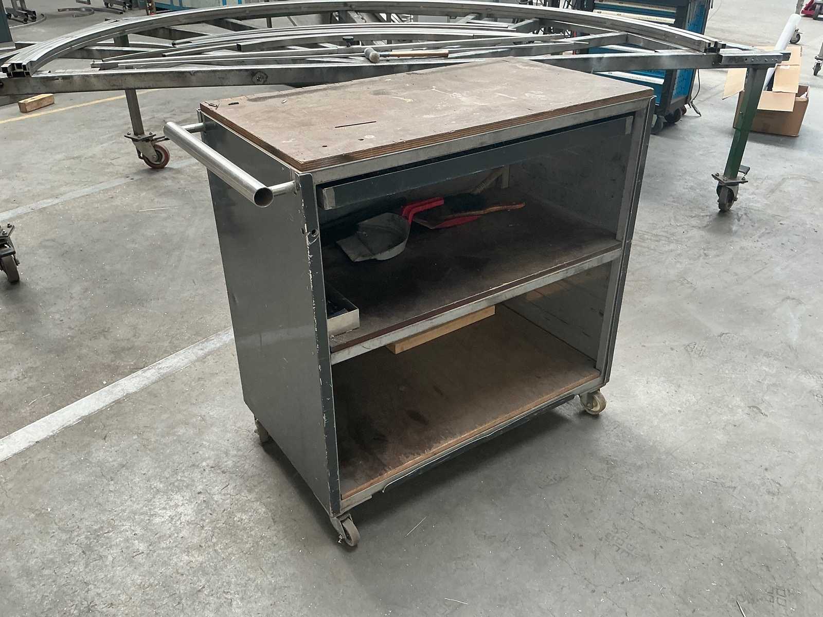 Mobile work cabinet