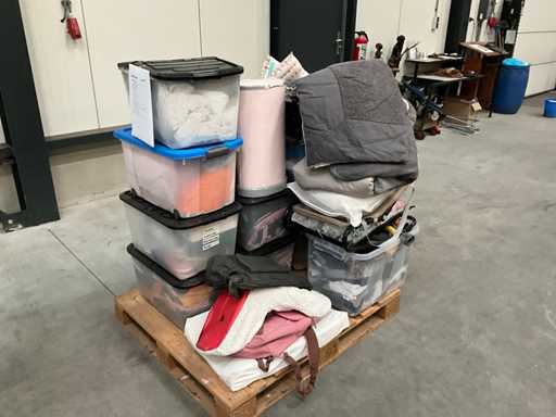 Babykleidung und -utensilien