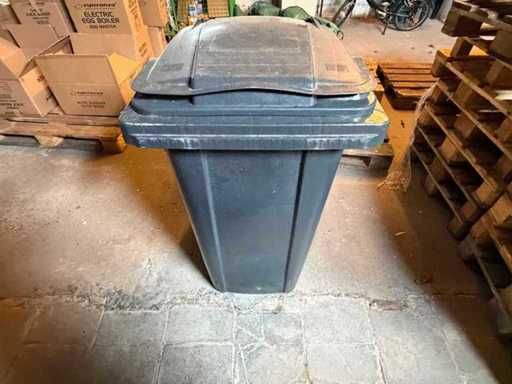 Grande poubelle en plastique avec couvercle