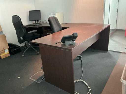 L-förmige Schreibtischaufstellung