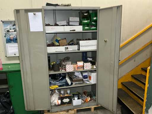 Schrank mit verschiedenen Utensilien