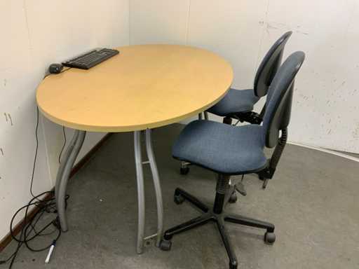 Verschiedene Ahrend-Schreibtische, Besprechungsgarnitur und Büroschrank