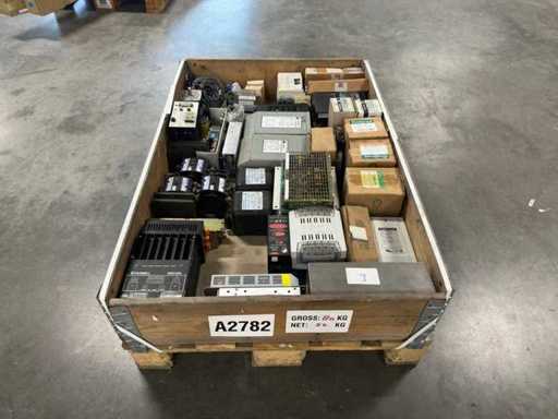 Seria automatyki przemysłowej i elektroniki, w tym zasilacze i serwosilniki 