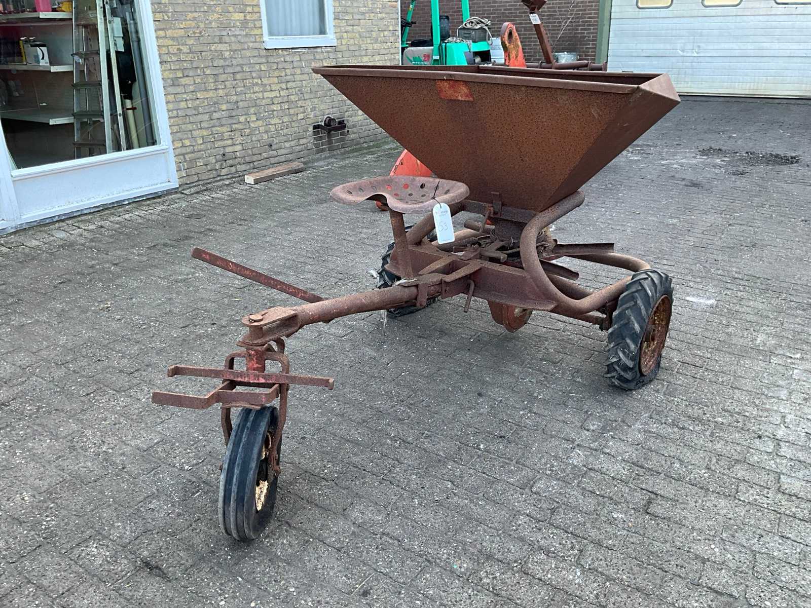 Fertilizer spreader