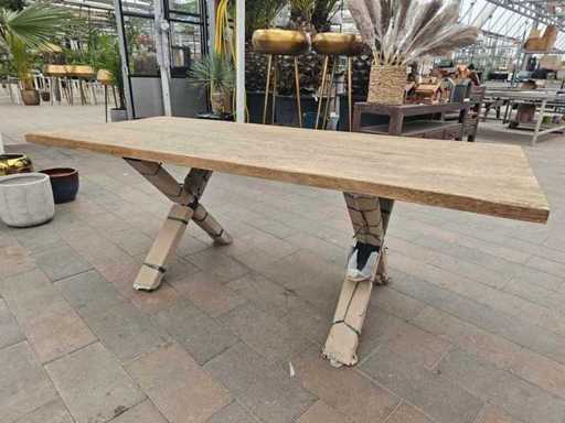 Massiver Esstisch aus Echtholz mit modernen X-Beinen