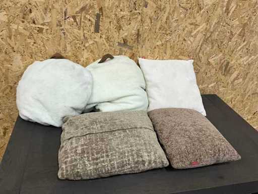 Batch of various cushions (5x)