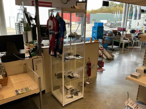 Vitrine avec couteaux de poche